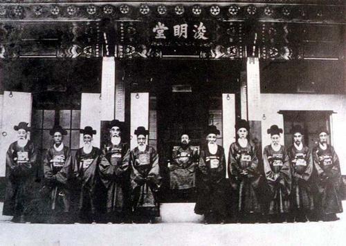 Kaiser Kojong und Kabinettsmitglieder des Koreanischen Reiches (Taehan cheguk)