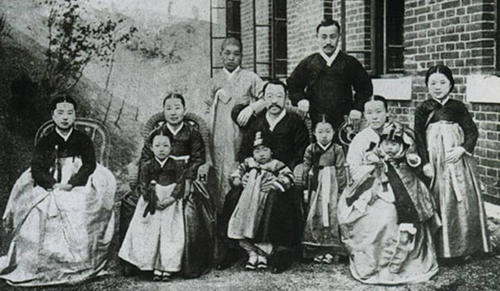 Portraitfotografie des pro-japanischen Kollaborateurs Pak Yŏng-hyo mit Familie