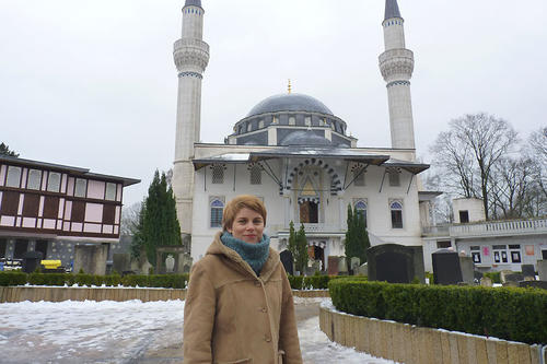 Im Gespräch mit künftigen Imamen: Anne Schönfeld, hier vor der Şehitlik-Moschee in Berlin-Neukölln, führt für ihre Dissertation auch Interviews mit Studierenden des neuen Faches Islamische Theologie