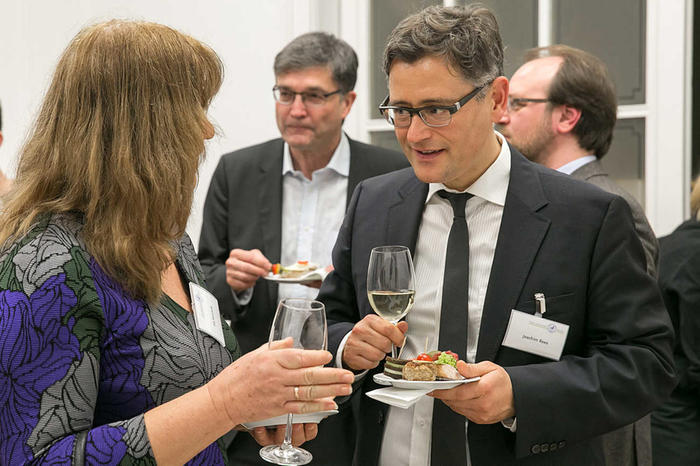 Eva Kocziszky, Alexander-von-Humboldt-Stipendiatin, und Joachim Rees im Gespräch. Der Kunsthistoriker hat den Schwerpunkt Frühe Neuzeit und Frühmoderne in transkultureller Perspektive.