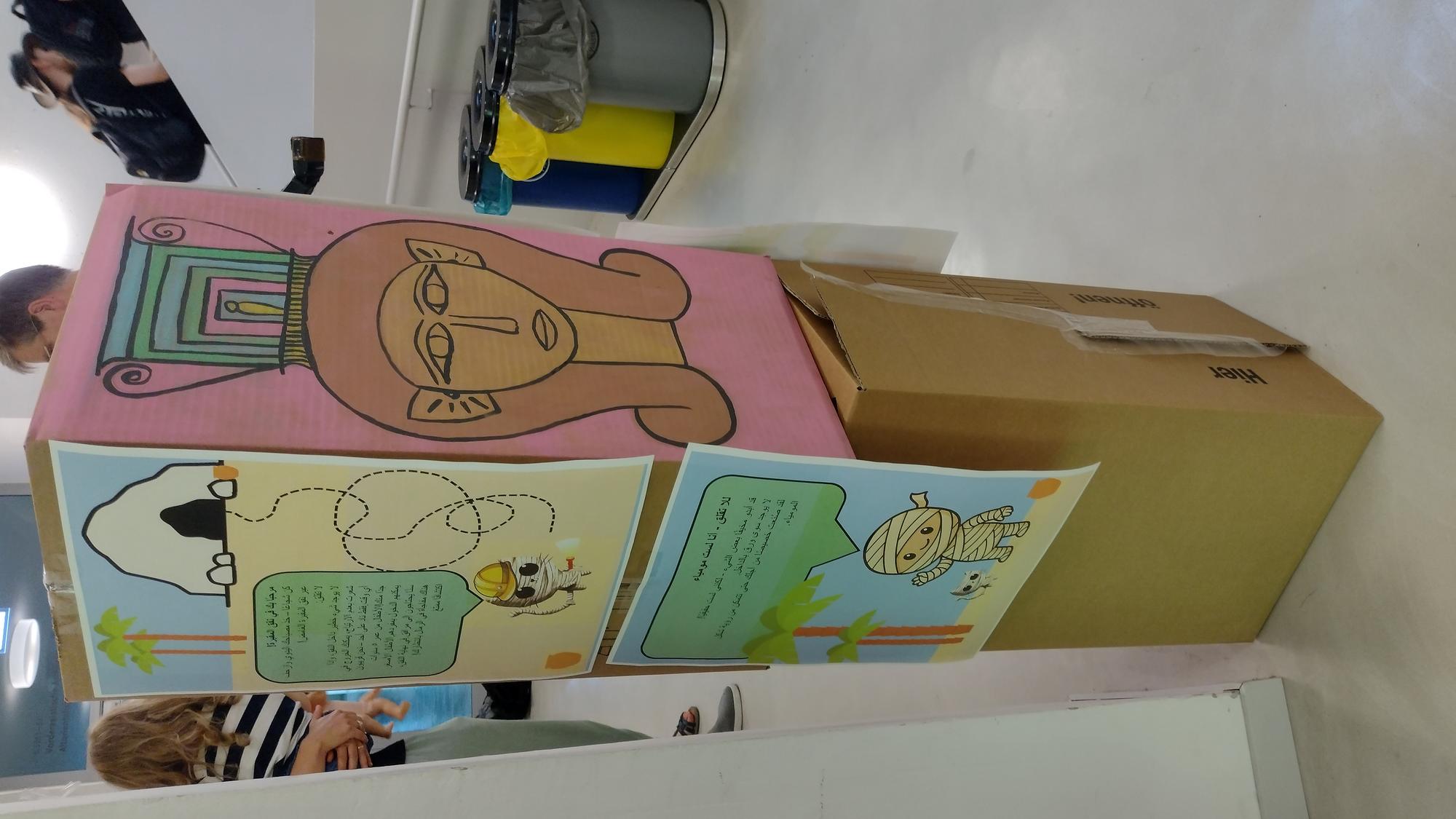 Aus Pappkartons gestaltete Hathorsäule als Wegweiser und Info-Tafel.