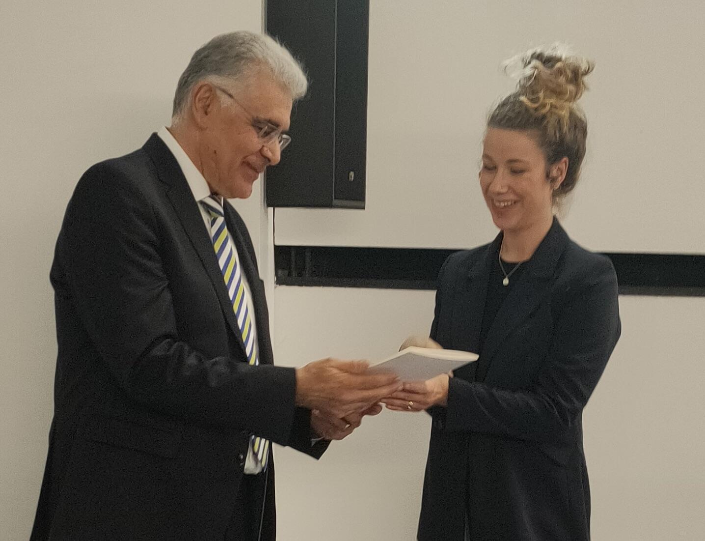 Preisverleihung Hedwig-Hintze-Frauenförderpreis: Dekan Univ.-Prof. Dr. Shabo Talay und Dr. Anne Herzberg-Beiersdorf