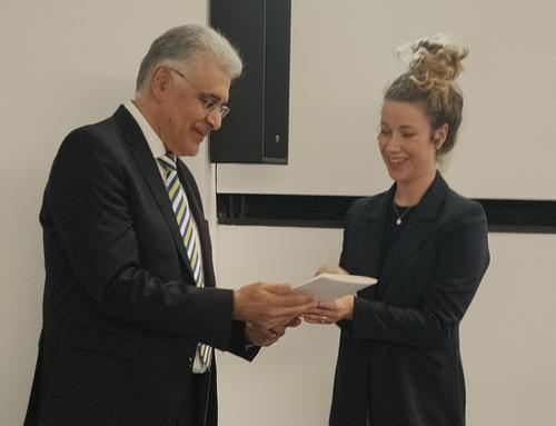 Preisverleihung Hedwig-Hintze-Frauenförderpreis: Dekan Univ.-Prof. Dr. Shabo Talay und Dr. Anne Herzberg-Beiersdorf
