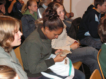 Schülerinnen und Schüler des Goethe-Gymnasiums lernen „Keile schreiben“ am Institut für Altorientalistik