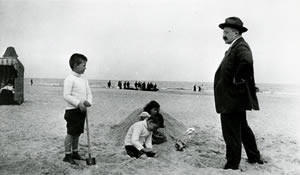 Mit den Kindern am Strand der Ostsee: um 1912