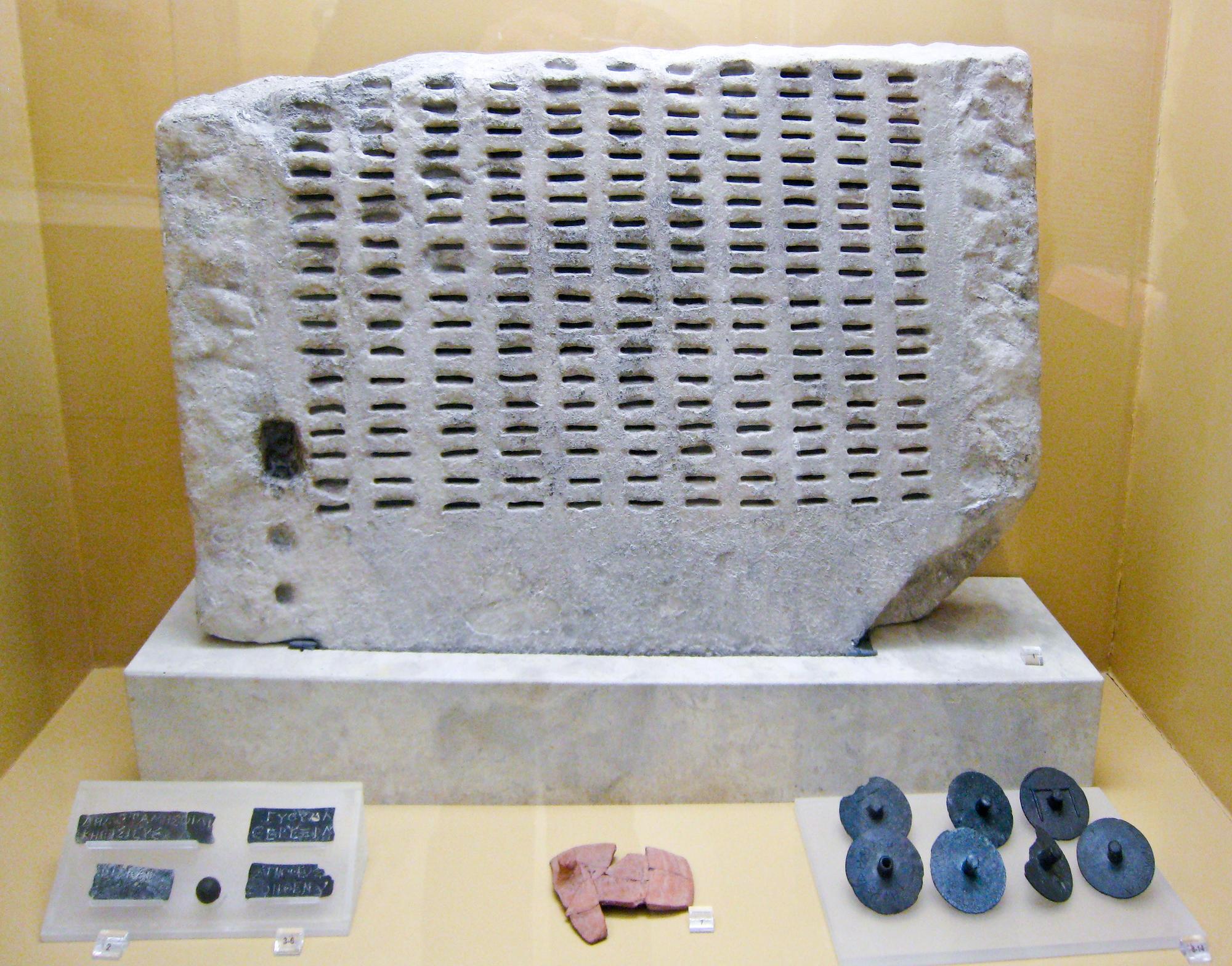 Antikes Kleroterion, ausgestellt im Agora-Museum in Athen.