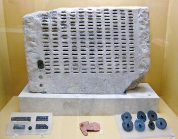 Antikes Kleroterion, ausgestellt im Agora-Museum in Athen.