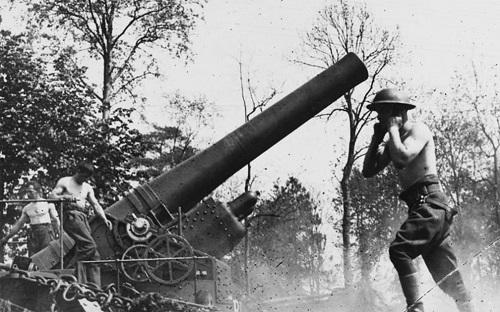 Mai 1918, Westfront: Soldaten feuern mit einem Howitzer-Geschütz auf die französische Stadt Louez.