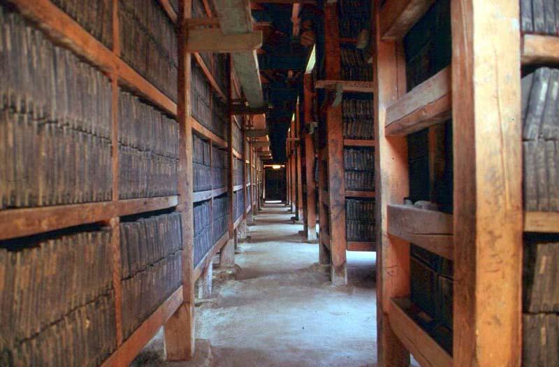 Tripitaka Koreana - 81258 Holzdruckstöcke aus Koryŏ im Tempel Haeinsa