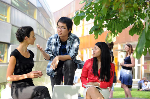 Internationale Studierende auf dem FU Campus