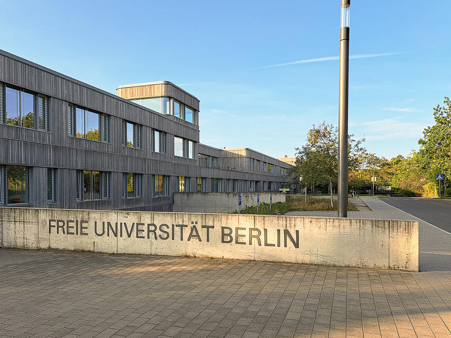 FU Geschkult Holzlaube Haupteingang morgens