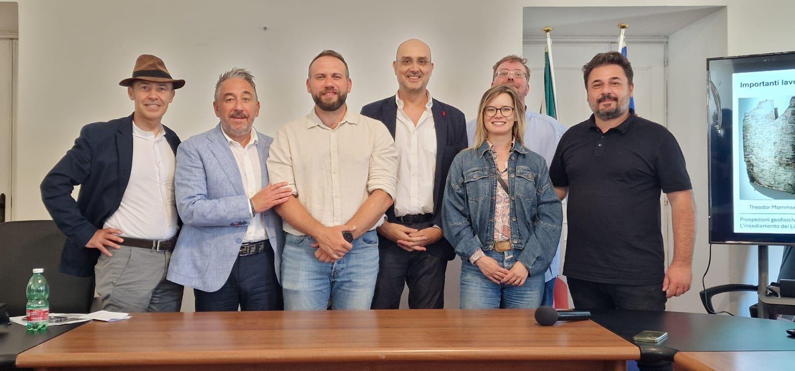 Fig.3 Abschließende Präsentation und Diskussion der vorläufigen Ergebnisse der geophysikalischen Prospektion im Palazzo Ducale in Circello