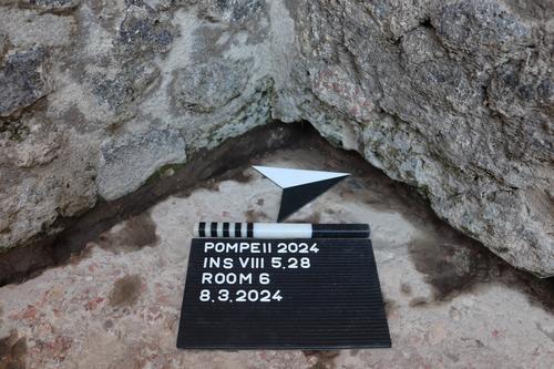 Fig. 8: Casa della Calce, room 6: west and north wall rebuilt after AD 62 above older foundation, protruding above foundation and older concrete pavement