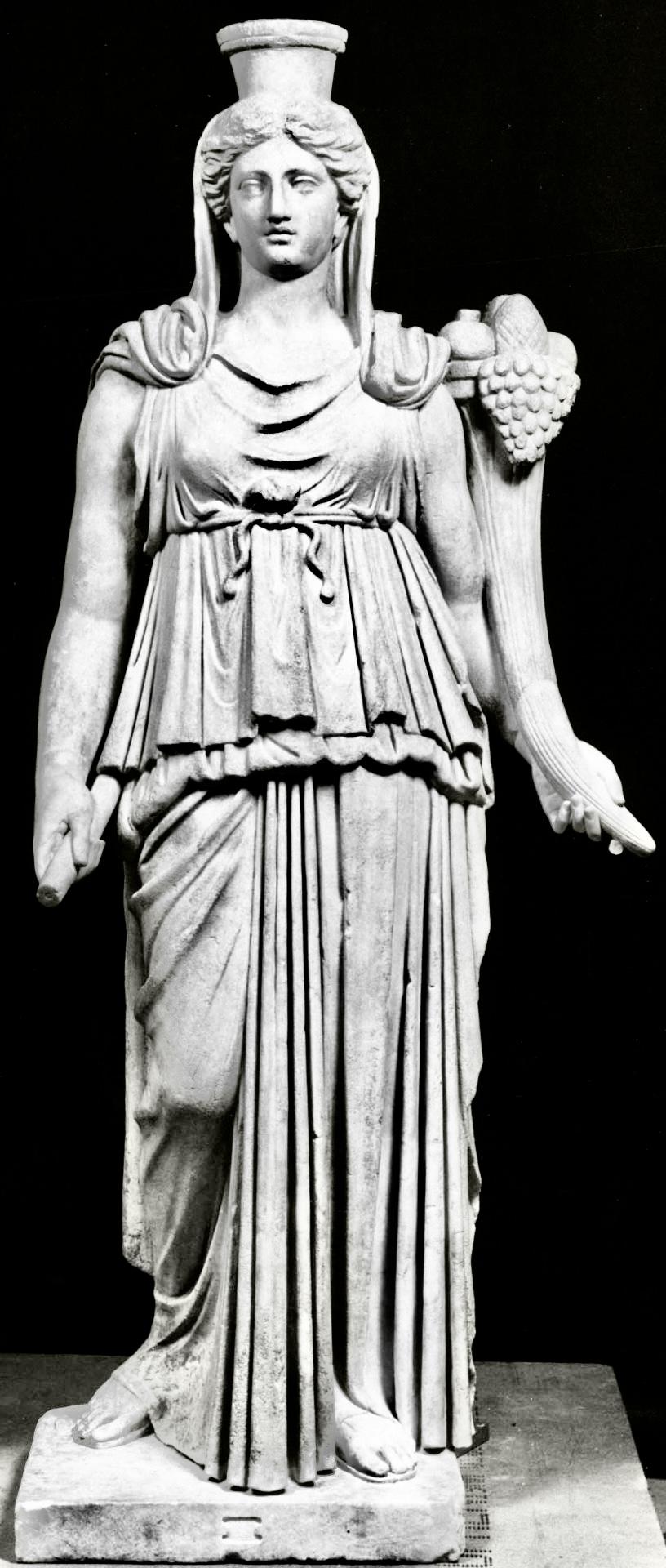 Abb. 1: Fortuna (Göttin des positiven Schicksals) mit Füllhorn und (ehemals) Steuerruder.  Statue des 2. Jhs. n. Chr. Original: Berlin, Antikensammlung. Abguss: Gipsformerei der Staatlichen Museen zu Berlin.