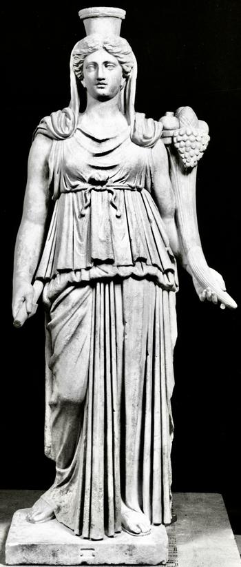 Fortuna (Göttin des positiven Schicksals) mit Füllhorn und (ehemals) Steuerruder.  Statue des 2. Jhs. n. Chr. Original: Berlin, Antikensammlung. Abguss: Gipsformerei der Staatlichen Museen zu Berlin.