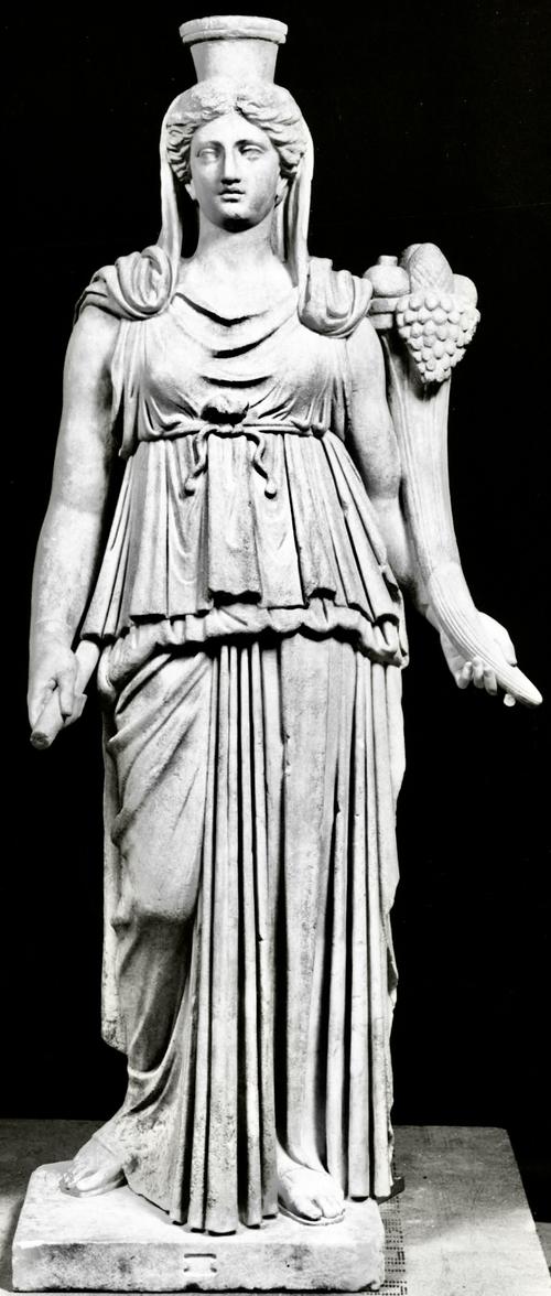 Fortuna (Göttin des positiven Schicksals) mit Füllhorn und (ehemals) Steuerruder.  Statue des 2. Jhs. n. Chr. Original: Berlin, Antikensammlung. Abguss: Gipsformerei der Staatlichen Museen zu Berlin.
