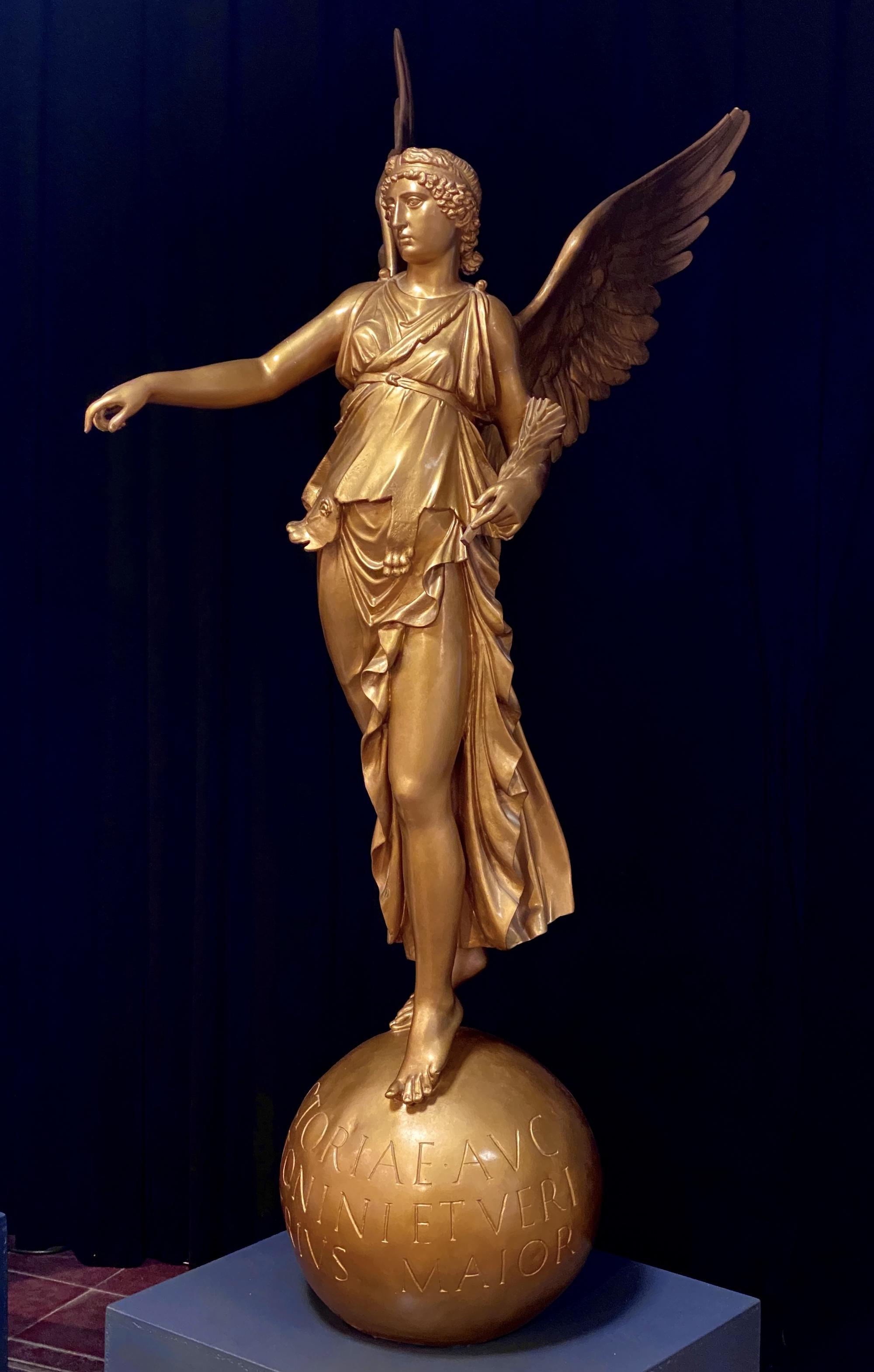 Abb. 5: Victoria (Göttin des Sieges) auf dem Globus. Statue der Victoria von Calvatone. 2. Jh. n. Chr. Original ehemals Berlin, Antikensammlung; heute St. Petersburg. Abguss: Abguss-Sammlung Antiker Plastik der Freien Universität Berlin