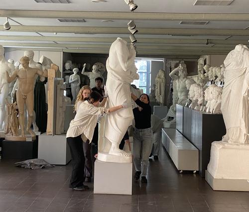  Studierende bei der Arbeit in der Abguss-Sammlung Antiker Plastik