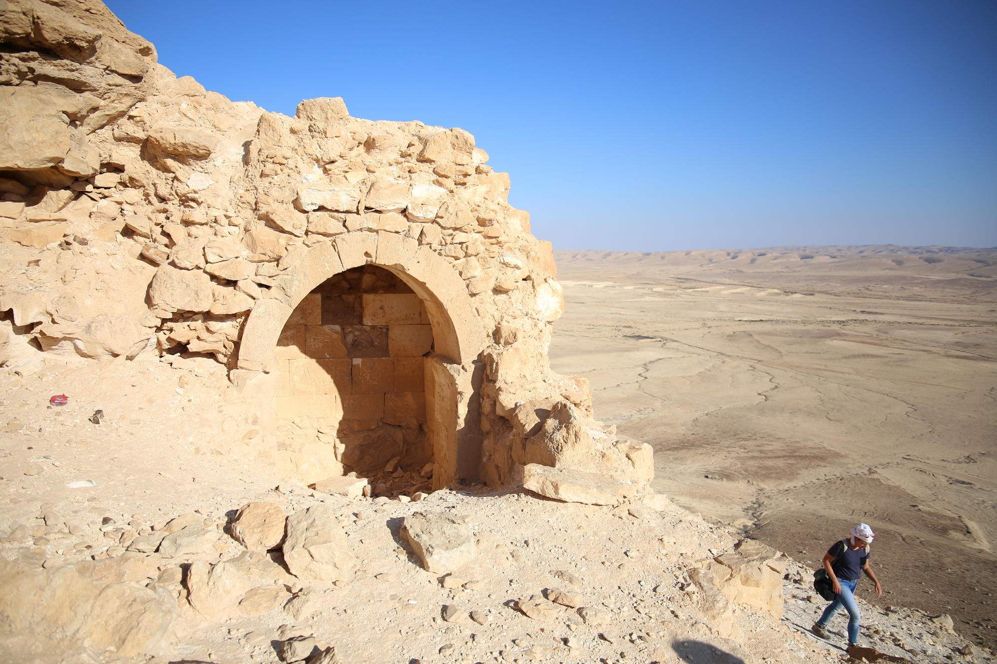 Fig.2 Prayer niche with a view of the surrounding landscape towards the settlement of Shivta (Source: Sina Lehnig)