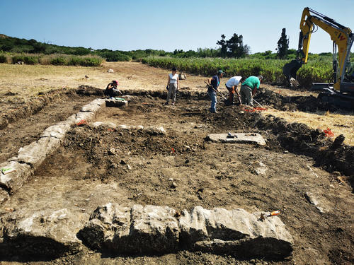 Fig. 3: Excavation of trench Q 2025, view from the north. The visible damage to the block’s surface is the result of decades of ploughing. 