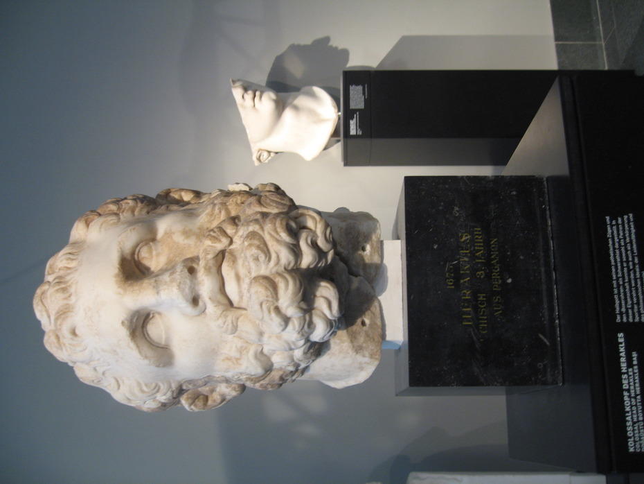Skulpturen von der Gymnasiumsterrasse in Pergamon in der Ausstellung „Pergamon – Panorama der antiken Metropole“