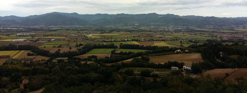 Fig. 1. View of the Upper Tiber Valley from Citerna.