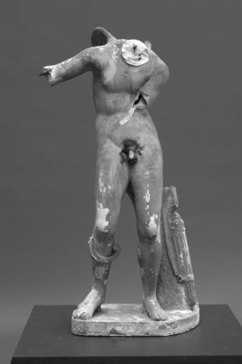 Statue des Bogenspannenden Eros mit Spuren mutwilliger Zerstörungen