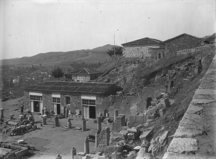 : Pergamon, Untere Agora mit „Museum“ und Magazinräumen. Ca. 1903
