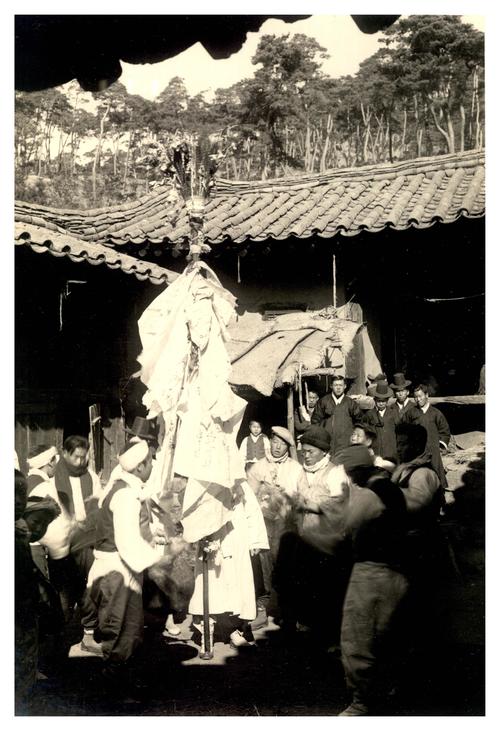 madang-kut (kut im Hof) in Andong, 1933