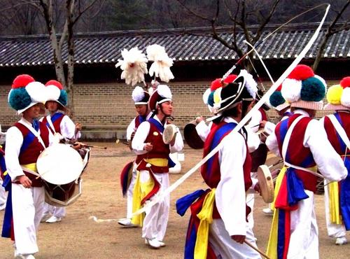 P'ungmul im Korean Folk Village (minsokch'on) in Yongin, 2010