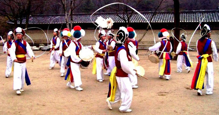 P'ungmul im Korean Folk Village (minsokch'on) in Yongin, 2010