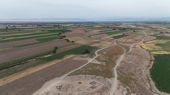 The site of Janavartepe (bottom center), the steppe and the Lesser Causasus in the Background.