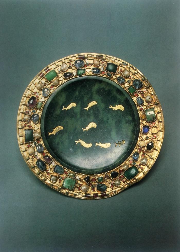 Serpentin-Patene, 1. Jh. vor oder nach Christus (Serpentin); Spätantike (?) (Fische), 2. Hälfte 9. Jh. (Fassung), Serpentin, Gold, Edelsteine, farbiges Glas, Durchmesser 12 cm, Musée due Louvre, Paris