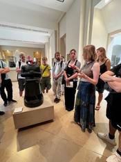 Studierendengruppe in der Ausstellung (© C. Pappi)