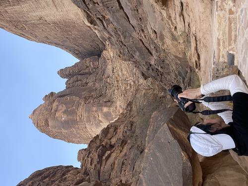 Regine Hunziker-Rodewald auf der Jagd nach dadanitischen Inschriften am Jabal Ikmah bei Al-Ula, Saudi-Arabien