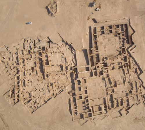 Luftbild des Grabungsabschnitts Mittlere Unterstadt II mit den Grabungsstellen „Neuassyrische Residenzen“ (links) und „Rotes Haus“, Zustand 2008.