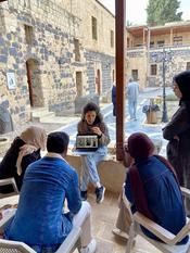 Nathalie Kallas (Feldleiterin des Tell-Ushayer-Projekts) führt Studierende der Yarmouk University in das Projekt ein.