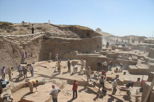 Ausgrabung mittanischer und assyrischer Gebäudereste am Tell Fecheriye in Syrien