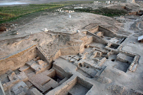 Freigelegte Architektur der mittanischen und assyrischen Siedlung am Tell Fecheriye in Syrien