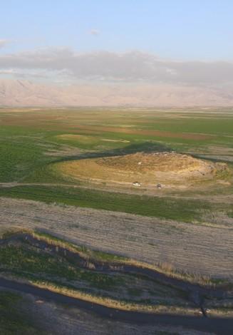 Gird-i Shamlu in der Shahrizor-Ebene (Gird-i Shamlu Excavation Project, LMU München; Simone Mphl, DAI Orient-Abteilung / Felix Wolter)