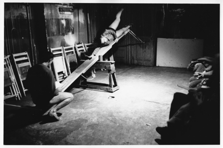 Robert Morris und Yvonne Rainer in: Simone Forti: See-Saw, Dezember 1960, Ruben-Gallery, New-York, Copyright: Robert McElroy, mit freundlicher Unterstützung des Artpix-Dokumentationszentrums