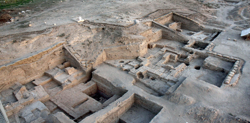 Excavation of Mittani and Assyrian building remains at Tell Fekheriye in Syria