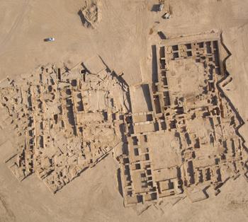 Aerial photo of the excavation area "Mittlere Unterstadt II" with the „Neoassyrian residences“ (left) and the „Rotes Haus“ (red house), state of 2008.