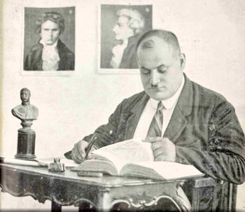 Der arabisch-deutsche Schriftsteller Asis Domet (1890–1943) bei der Arbeit.