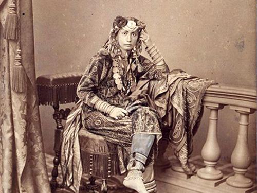 Die gebürtige Prinzessin von Sansibar, Emily Ruete (1844–1924), kostümiert für eine Aufnahme in Hamburg.