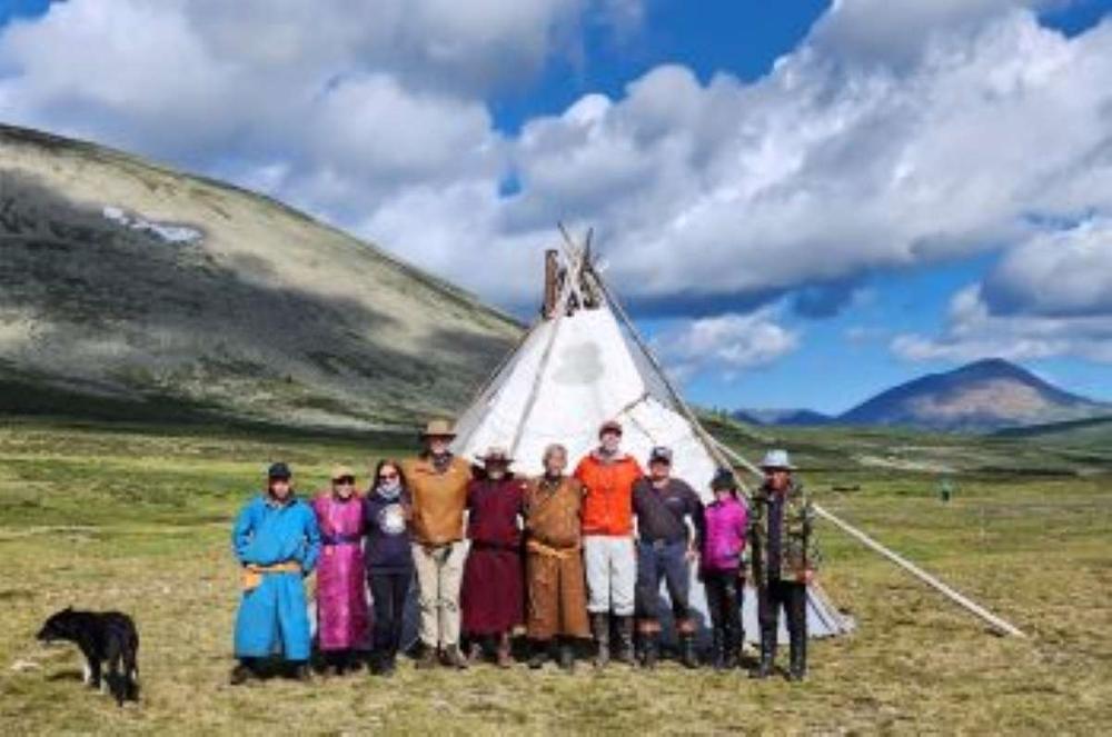Das internationale Team umfasst mongolische, amerikanische und deutsche Teilnehmende sowie Mitglieder der Dukha-Gemeinschaft, hier vor einem Wohnzelt im Sommer 2023.