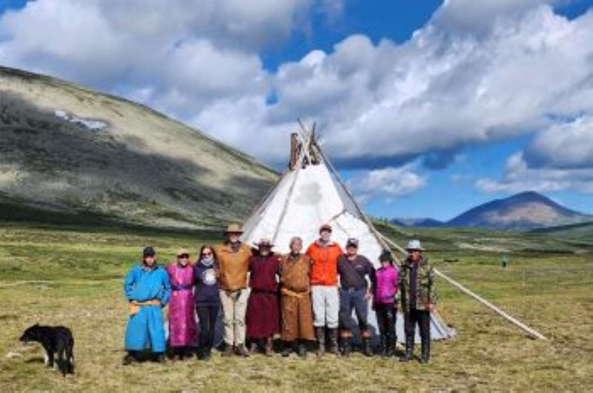 Das internationale Team umfasst mongolische, amerikanische und deutsche Teilnehmende sowie Mitglieder der Dukha-Gemeinschaft, hier vor einem Wohnzelt im Sommer 2023.