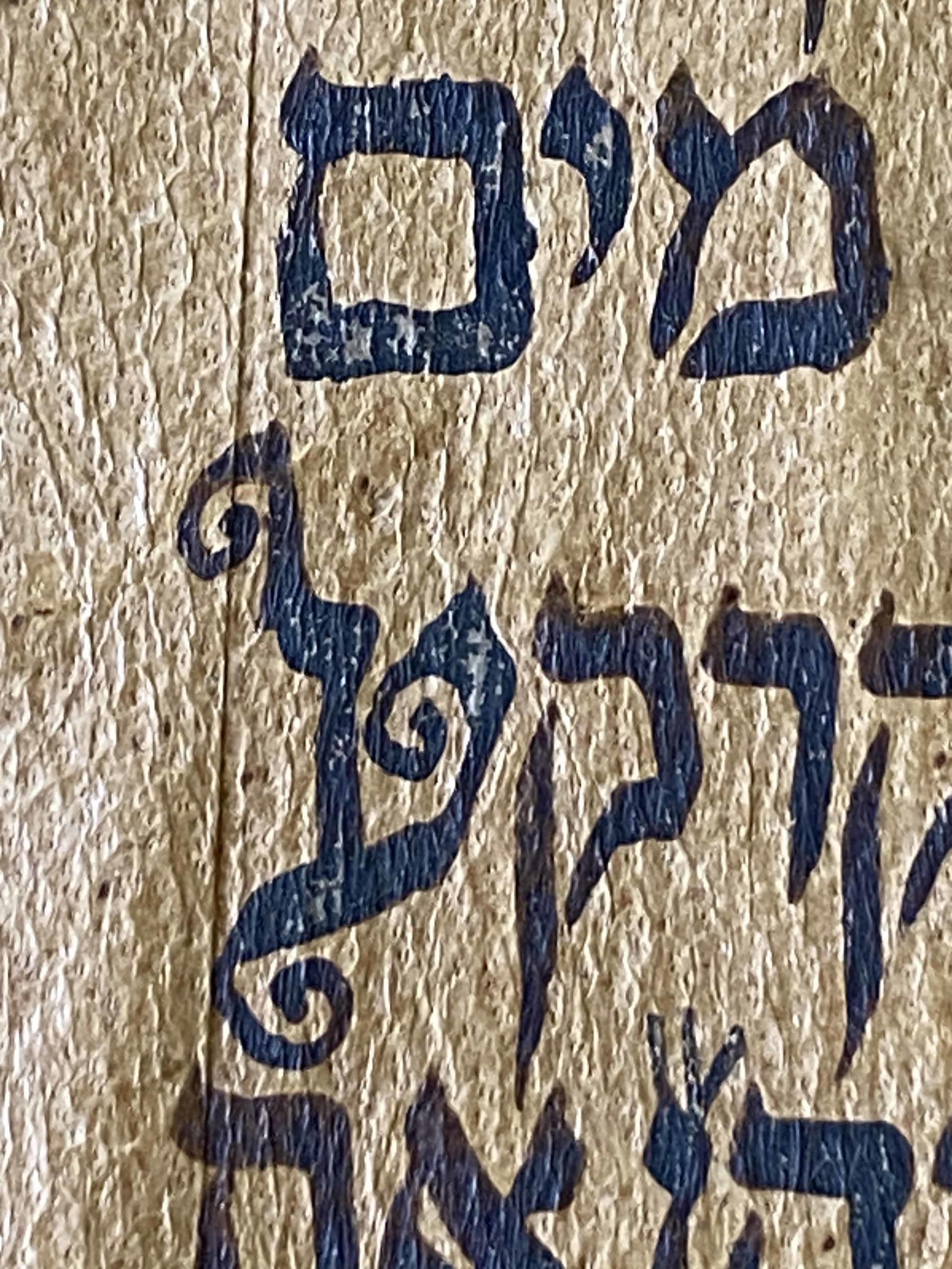 Ausschnitt aus einem mittelalterlichen Schreiberhandbuch, das die Platzierung von Buchstabenkrönchen regelt.